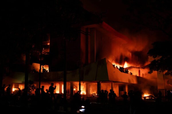 3 orang tewas setelah massa membakar gedung DPRD di tengah aksi protes selama sepekan