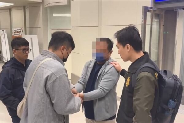 Buronan yang dicari selama 14 tahun dipulangkan dari Indonesia dengan bantuan warga lokal