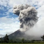 Gunung berapi di Indonesia bagian barat mengirimkan semburan abu panas yang kuat ke udara - Nasional