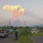 Letusan Gunung Lewotobi Laki Laki, Indonesia, menciptakan gumpalan abu yang terlihat dari jarak 90 mil