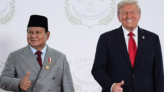 Presiden Indonesia meminta Trump untuk bertemu dengan putranya, Eric, dalam momen 'hot mic'