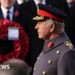 Raja memimpin mengheningkan cipta selama dua menit di Cenotaph untuk Peringatan Hari Minggu