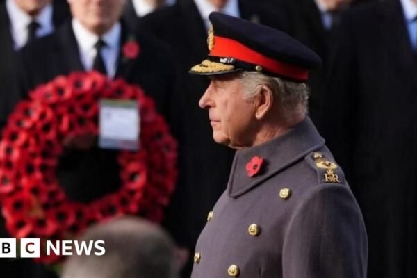 Raja memimpin mengheningkan cipta selama dua menit di Cenotaph untuk Peringatan Hari Minggu