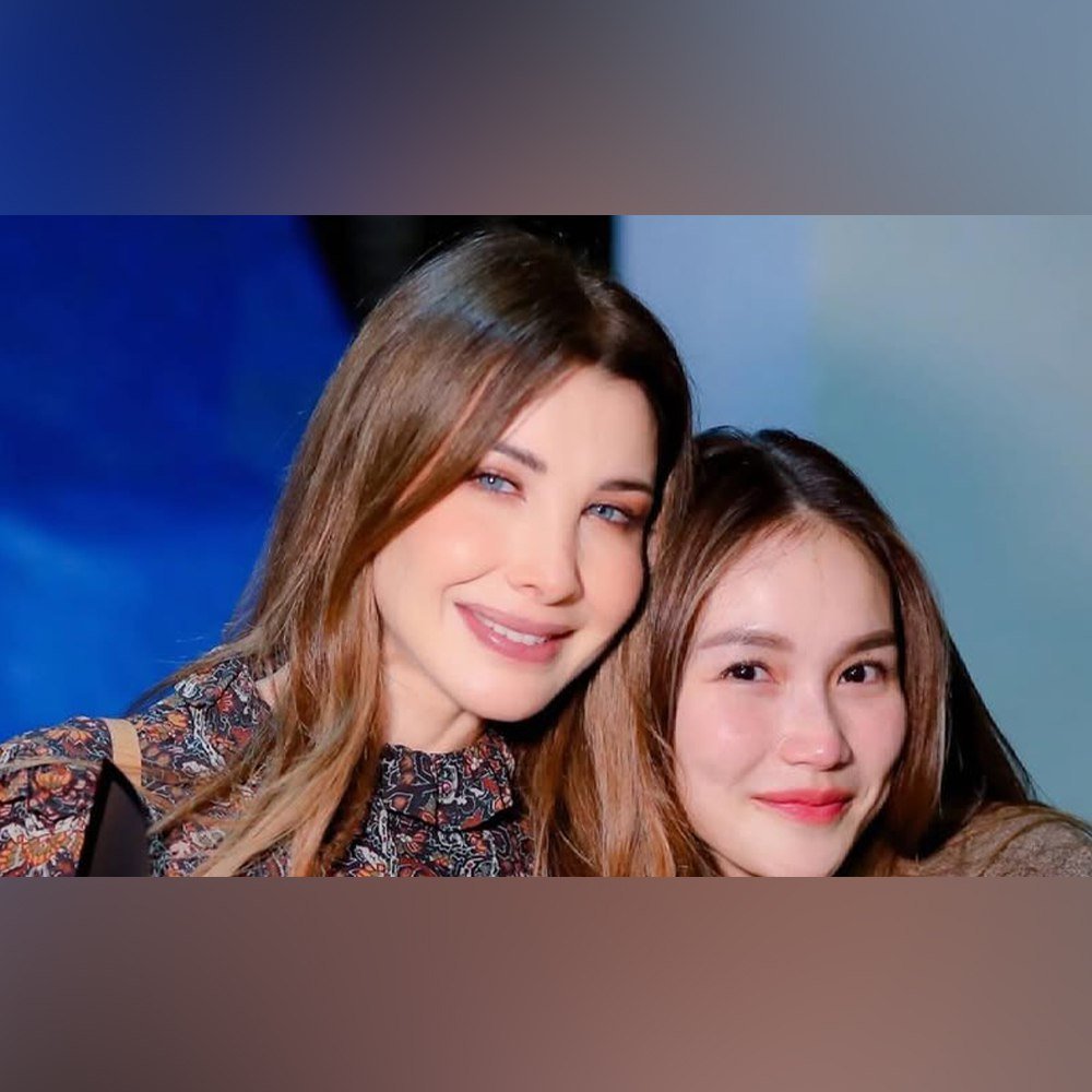 Seorang seniman Indonesia menangis di depan Nancy Ajram setelah bertemu dengannya.