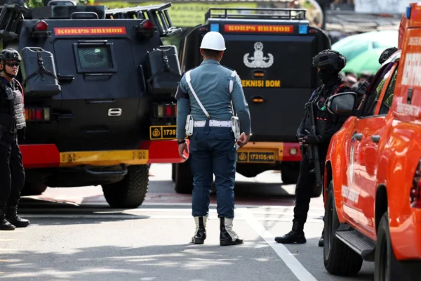 Tersangka mahasiswa diselidiki setelah ledakan masjid di Indonesia melukai puluhan orang