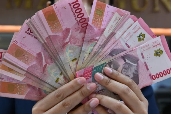Mengapa merosotnya nilai tukar rupiah menjadi alarm bagi perekonomian Indonesia yang bernilai $1,4 triliun