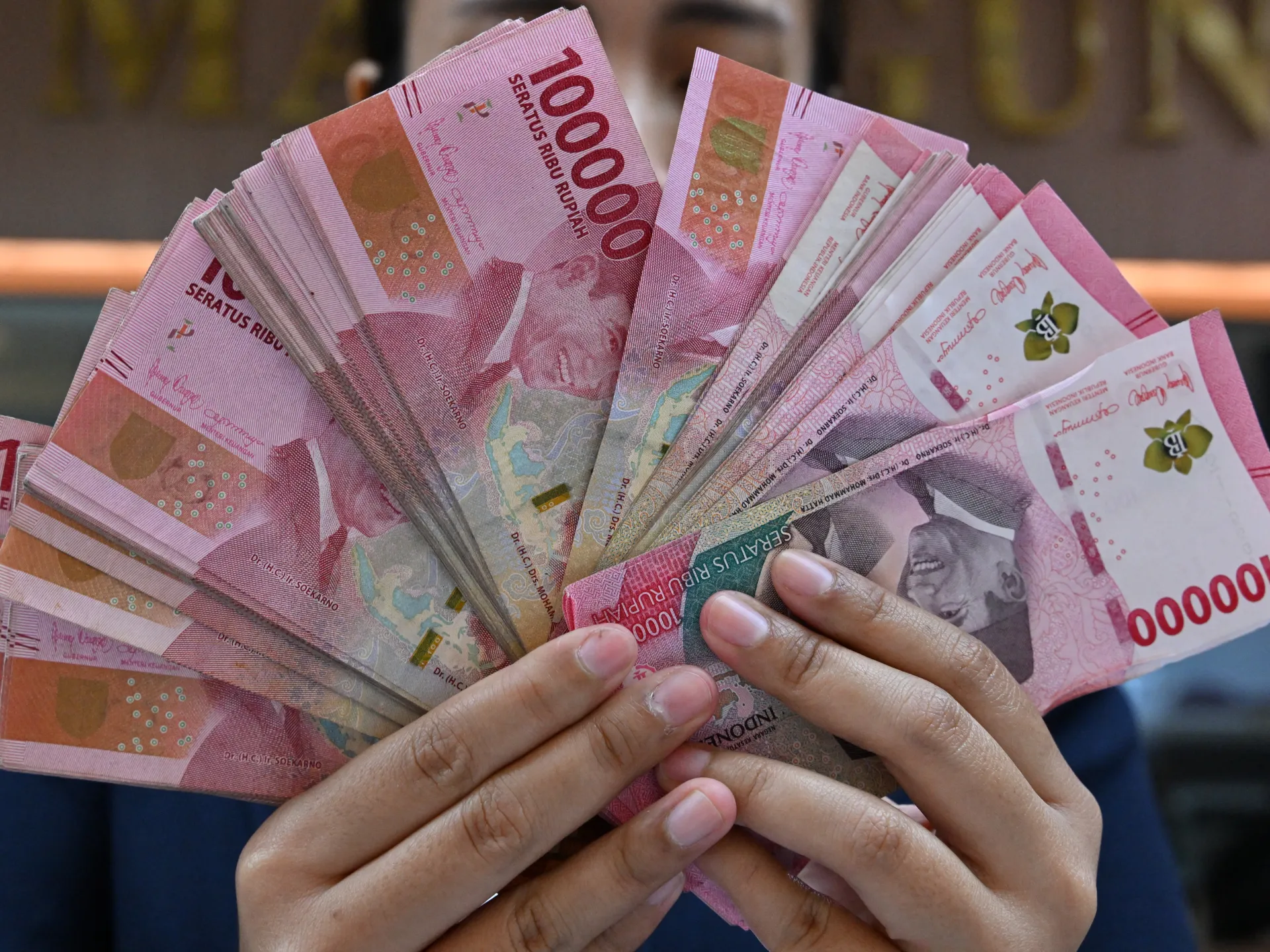 Mengapa merosotnya nilai tukar rupiah menjadi alarm bagi perekonomian Indonesia yang bernilai $1,4 triliun