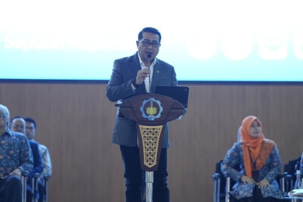 Menteri Ekonomi Kreatif Bekali Mahasiswa Baru ITS, Siap Wujudkan Visi Indonesia Emas 2045