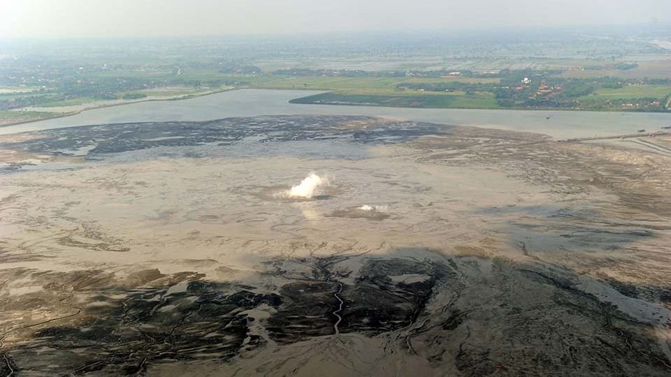Aliran lumpur panas meletus di sebuah desa di Sumatera Utara, Indonesia, memicu kekhawatiran akan terjadinya bencana serupa dengan Lapindo.