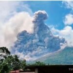 Berita Dunia: Gunung Merapi di Indonesia meletus, memuntahkan awan panas.