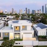 Di dalam rumah kustom yang dibangun di Gold Coast, menawarkan gaya hidup tepi laut yang eksklusif.