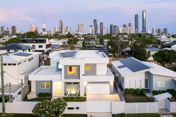 Di dalam rumah kustom yang dibangun di Gold Coast, menawarkan gaya hidup tepi laut yang eksklusif.