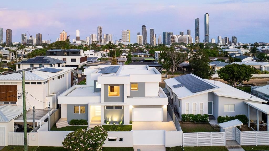 Di dalam rumah kustom yang dibangun di Gold Coast, menawarkan gaya hidup tepi laut yang eksklusif.