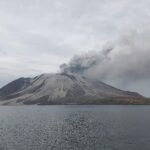 Gunung Ruang di Indonesia memuntahkan lebih banyak awan panas setelah letusan memaksa penutupan sekolah dan bandara.