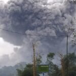 Gunung Semeru di Pulau Jawa, Indonesia, memuntahkan awan panas.
