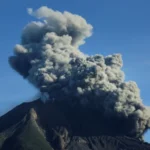 Gunung Sinabung di Indonesia memuntahkan semburan abu panas baru.