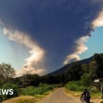 Gunung berapi Indonesia, Gunung Lewotobi Laki-laki, memuntahkan awan abu yang besar saat meletus kembali.