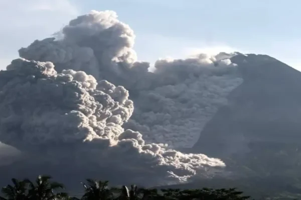 Indonesia: Gunung Merapi meletus, memuntahkan longsoran awan gas panas dan lava panas.