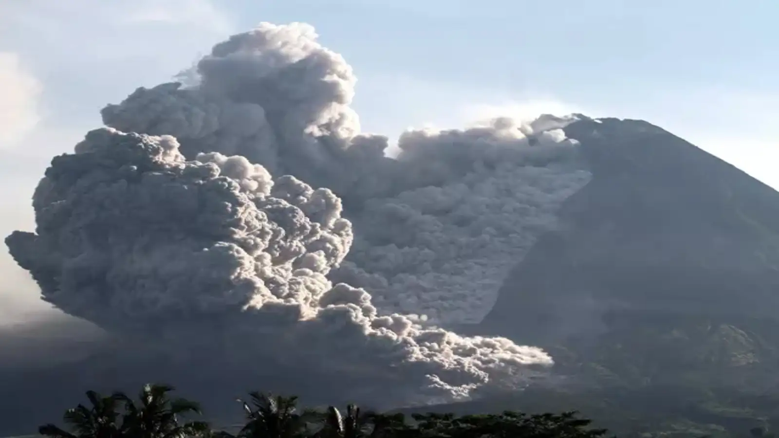 Indonesia: Gunung Merapi meletus, memuntahkan longsoran awan gas panas dan lava panas.