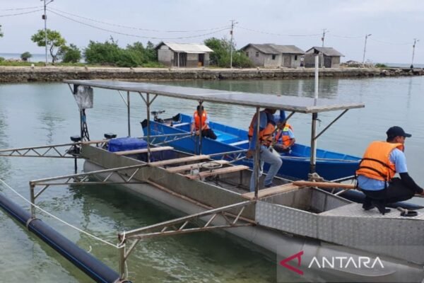 Indonesia meluncurkan perahu bertenaga surya untuk membantu nelayan kecil.