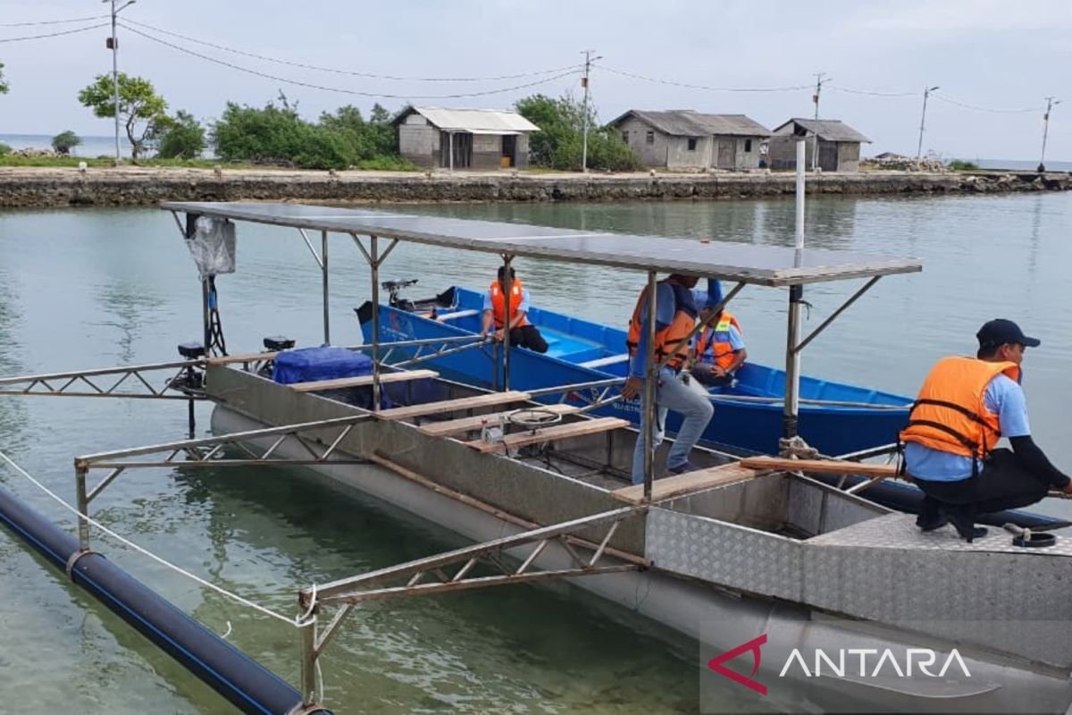 Indonesia meluncurkan perahu bertenaga surya untuk membantu nelayan kecil.