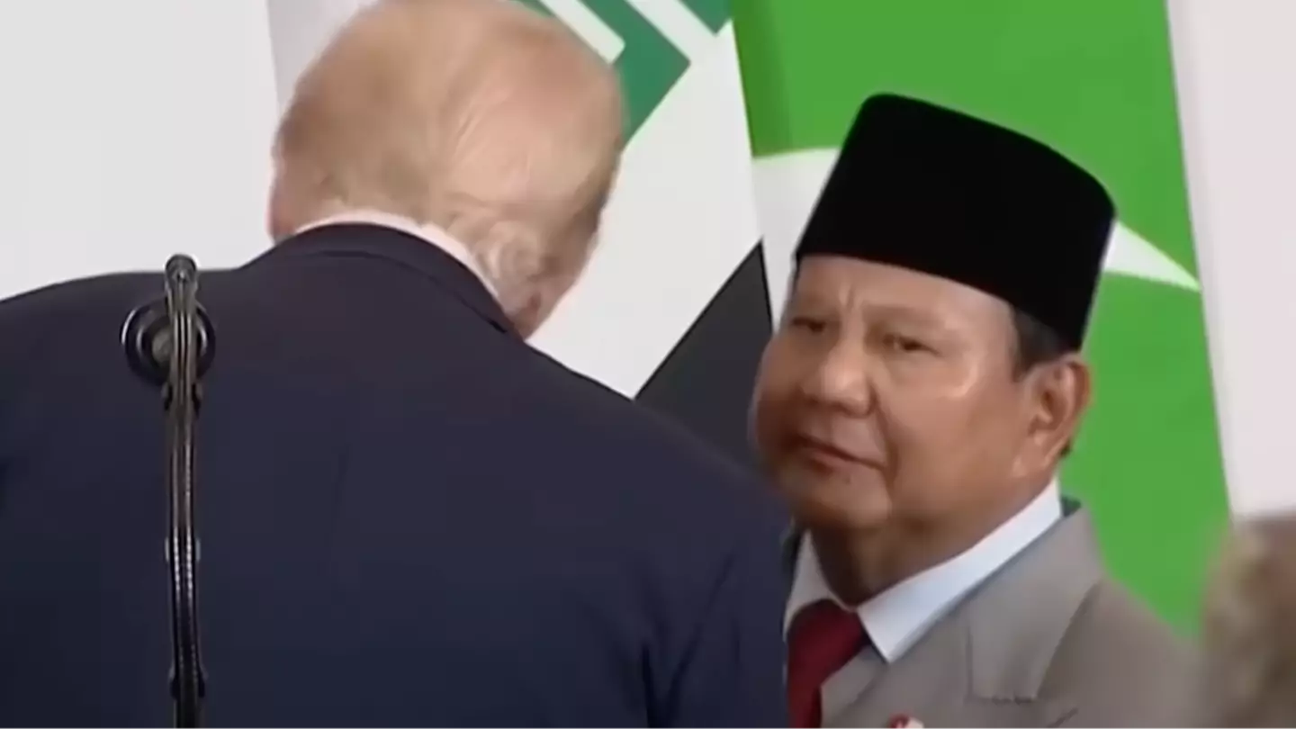 Orang-orang merasa khawatir setelah mikrofon yang tidak sengaja menyala menangkap Presiden Indonesia memberitahu Trump tentang suatu tempat yang 'tidak aman'.