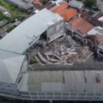 Tim penyelamat Indonesia mencari 38 orang yang diduga terjebak setelah runtuhnya sekolah yang menewaskan tiga orang.