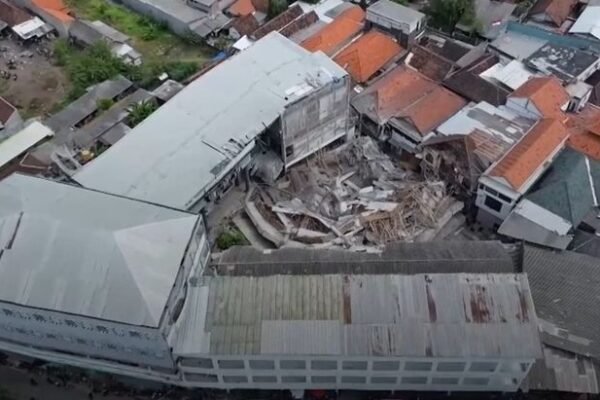 Tim penyelamat Indonesia mencari 38 orang yang diduga terjebak setelah runtuhnya sekolah yang menewaskan tiga orang.