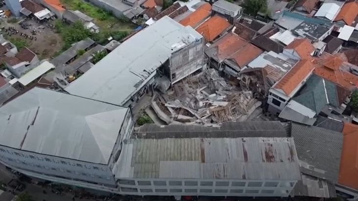 Tim penyelamat Indonesia mencari 38 orang yang diduga terjebak setelah runtuhnya sekolah yang menewaskan tiga orang.