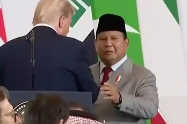 Trump memicu kegemparan setelah mikrofon yang tidak sengaja menyala merekam percakapannya dengan Presiden Indonesia tentang 'anak baik' Eric.