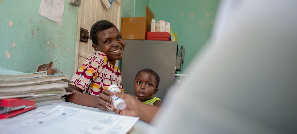 Berita Dunia Singkat: Anak-anak terdampak oleh kekurangan dana HIV, ancaman terhadap sistem peradilan Pakistan, dan diskriminasi terhadap minoritas.