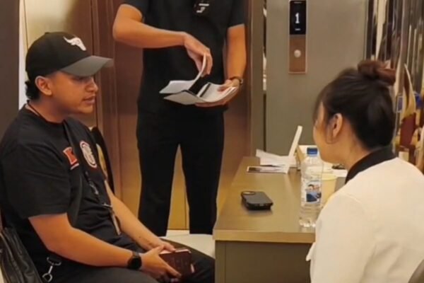 Indonesia mendeportasi 13 warga negara Tiongkok karena melanggar aturan terkait pemotretan berbayar.