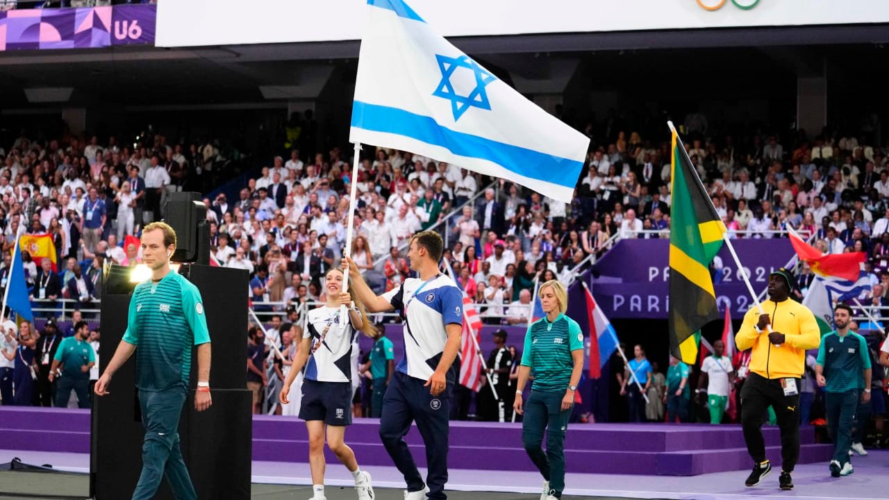 Komite Olimpiade Internasional (IOC) menghentikan upaya Indonesia untuk menjadi tuan rumah Olimpiade akibat larangan terhadap Israel.