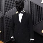 Penampilan misterius DJ Gesaffelstein dengan kostum hitam bertopeng di Grammy Awards 2026 membuat internet heboh: ‘Mannequin challenge’