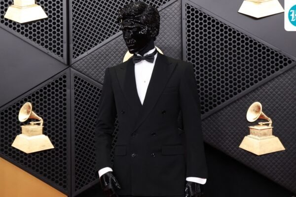 Penampilan misterius DJ Gesaffelstein dengan kostum hitam bertopeng di Grammy Awards 2026 membuat internet heboh: ‘Mannequin challenge’