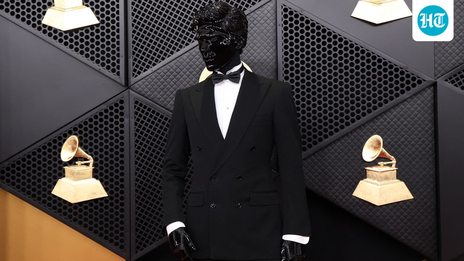Penampilan misterius DJ Gesaffelstein dengan kostum hitam bertopeng di Grammy Awards 2026 membuat internet heboh: ‘Mannequin challenge’