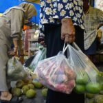 Perubahan gaya hidup menjadi kunci dalam pengendalian limbah plastik di Indonesia.