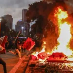 Tiga orang tewas dalam kebakaran di gedung pemerintah Indonesia yang disalahkan pada para demonstran.