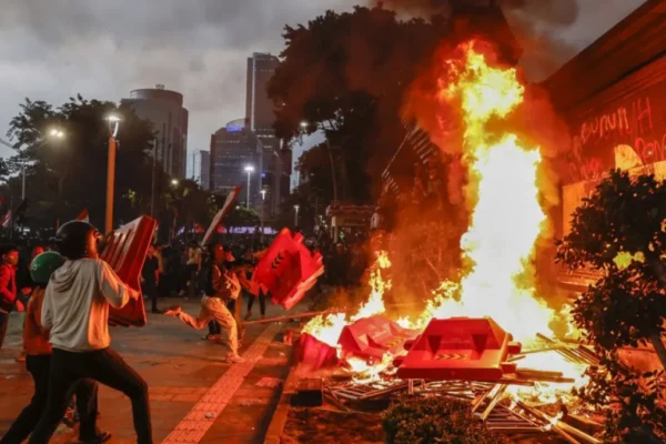 Tiga orang tewas dalam kebakaran di gedung pemerintah Indonesia yang disalahkan pada para demonstran.
