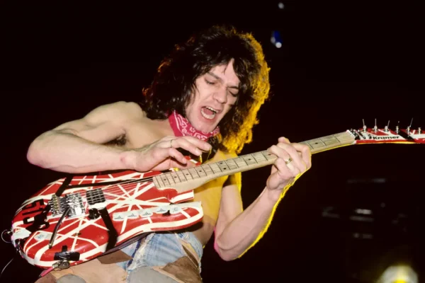 Eddie Van Halen mengalami diskriminasi rasial saat tumbuh besar sebagai anak berdarah campuran dari seorang ibu asal Indonesia, kata David Lee Roth