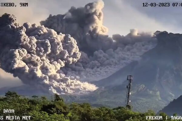 Gunung Merapi di Indonesia memuntahkan awan panas setelah letusan mendadak