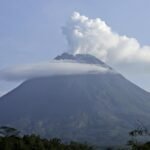 Gunung berapi di Indonesia memuntahkan awan panas sementara ribuan orang dievakuasi
