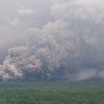 Hampir 1.000 orang dievakuasi akibat letusan gunung berapi di Indonesia yang menimbun desa-desa dengan abu panas