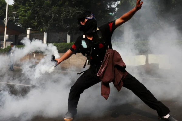 Indonesia dalam kekacauan: Lima warga Indonesia menyampaikan pandangan mereka mengenai penyebabnya dan cara mengatasinya