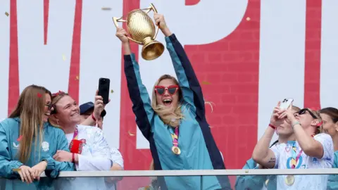 Judul berita: Tim Inggris 'menguasai dunia' dan PM bersiap menghadiri konferensi penting