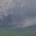 Letusan gunung berapi di Gunung Semeru, Indonesia, memuntahkan abu setinggi lebih dari 6.500 kaki ke angkasa, yang mengancam lalu lintas udara