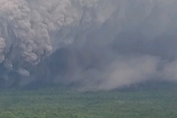 Letusan gunung berapi di Gunung Semeru, Indonesia, memuntahkan abu setinggi lebih dari 6.500 kaki ke angkasa, yang mengancam lalu lintas udara