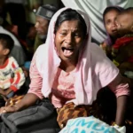 Para pelajar Indonesia mengusir warga Rohingya dari tempat penampungan sambil menuntut agar mereka dideportasi