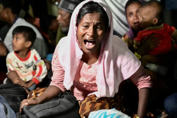 Para pelajar Indonesia mengusir warga Rohingya dari tempat penampungan sambil menuntut agar mereka dideportasi