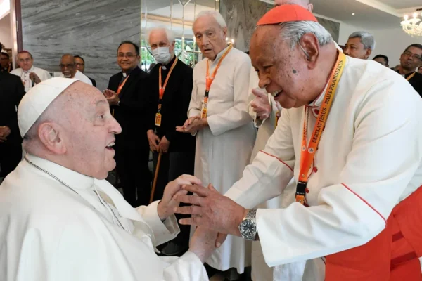 Paus Fransiskus, 87 tahun, tampak segar bugar setelah mengalami masalah kesehatan, saat perjalanan epik ke Asia dimulai dengan kunjungan ke Indonesia.